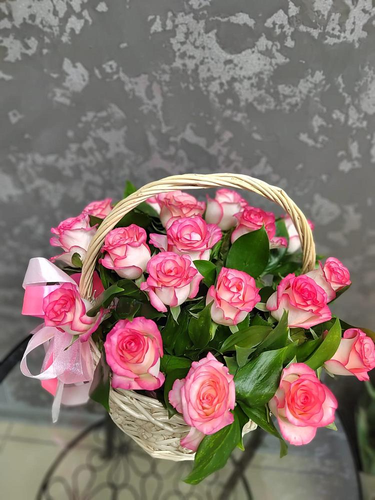 Композиция французская провинция в Анапской Цветочная композиция из Розы в корзине в Анапской