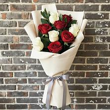 Букет красно-белые розы в Анапской Букет цветов из:  Розы в Анапской