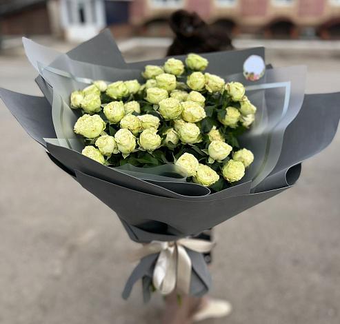 Букет Белые кустовые розы Солинеро в Анапской