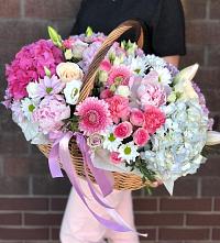 Композиция солнечный день в Анапской Цветочная композиция из Розы, Хризантемы, Пионы и Лизиантусы в корзине в Анапской