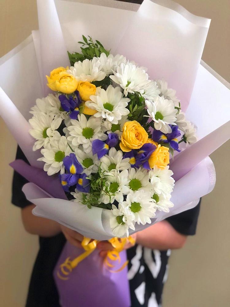 Букет цветов из: Ирисы, Хризантемы и Розы в Анапской