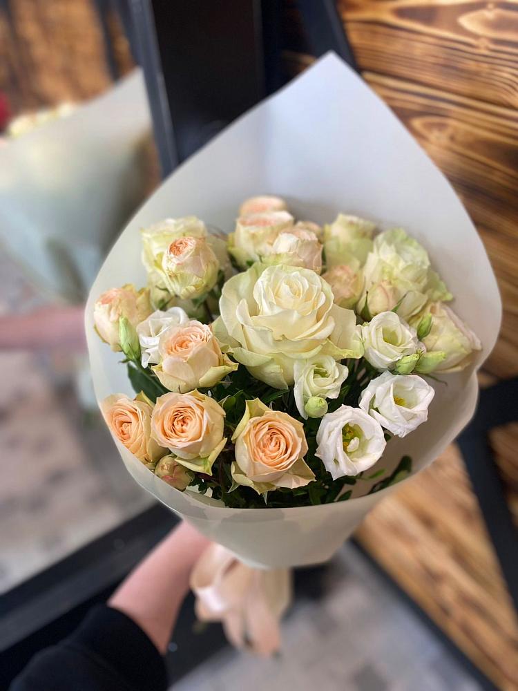 Букет цветов из: Розы и Лизиантусы в Анапской